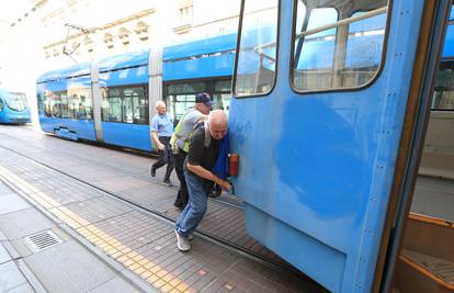 U centru Zagreba se pokvario tramvaj, ljudi su ga gurali...