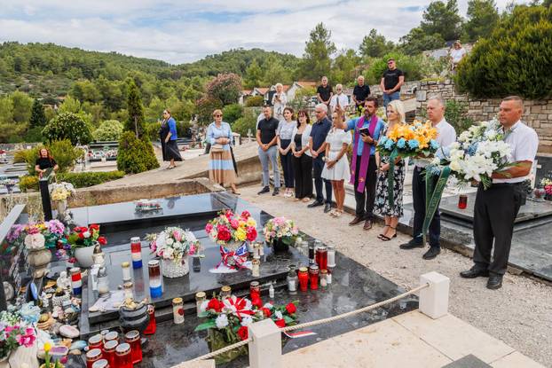 Vela Luka: Polaganje vijenaca na grobu Olivera Dragojevića povodom godišnjice smrti