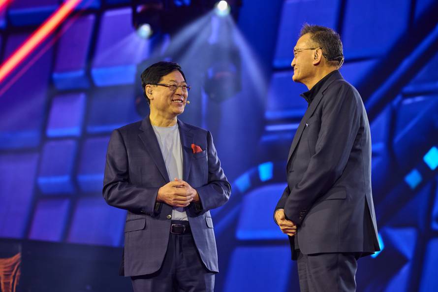 Ovaj laptop ima ekran koji se savija i može vas pratiti po sobi