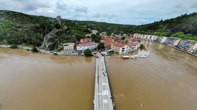 Pogled iz zraka na poplavljeni Obrovac