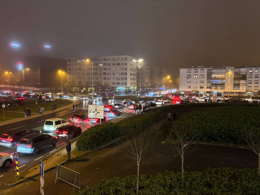 Skandal ispred Arene Zagreb: Nakon Thompsonovog koncerta skupina pjevala 'Ubij Srbina!'