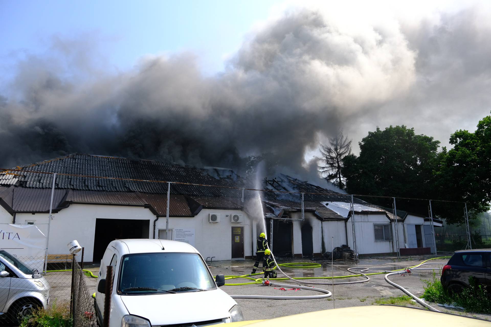 FOTO Velik broj vatrogasaca borio se s buktinjom na Krugama, lokalizirali su požar