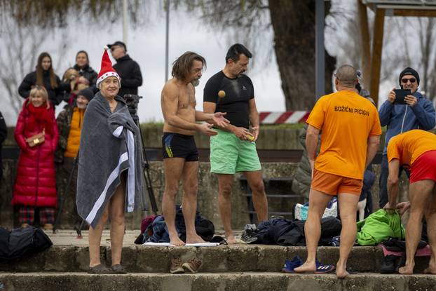 Osijek: Tradicionalno kupanje i picigin u rijeci Dravi