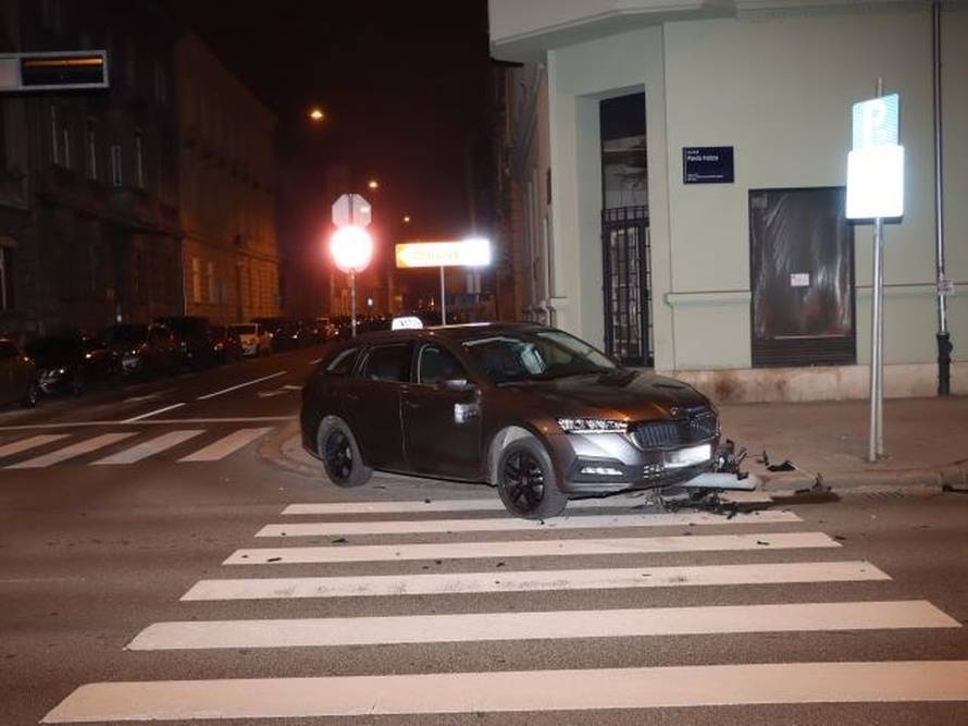 Kaos u centru Zagreba: Vozač bez vozačke i s 2.76 promila sletio s ceste i zabio se u stup