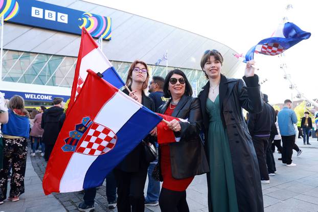 Liverpool: Supruga od Zoran Prodanovića Prlje, Marija s kćerima  na ulasku u dvoranu 