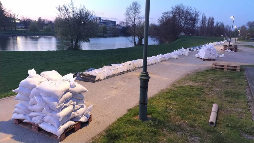 Povisuju nasip uz Koranu u Karlovcu:  Stižu  obilne oborine