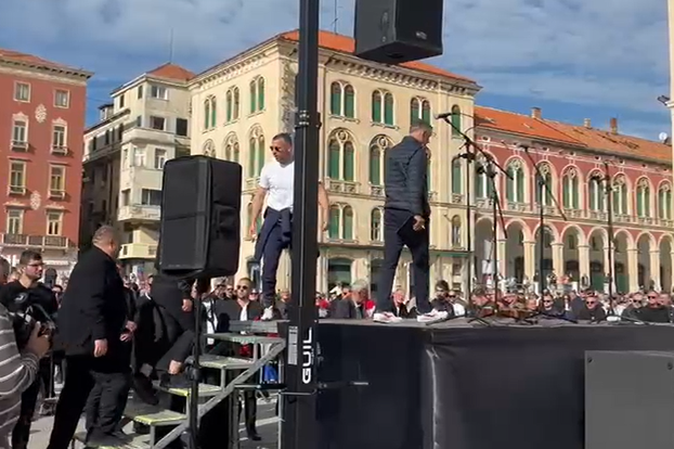 FOTO Prosvjed na Rivi. Stigao je i tip s 'Hitlerovim brčićima'