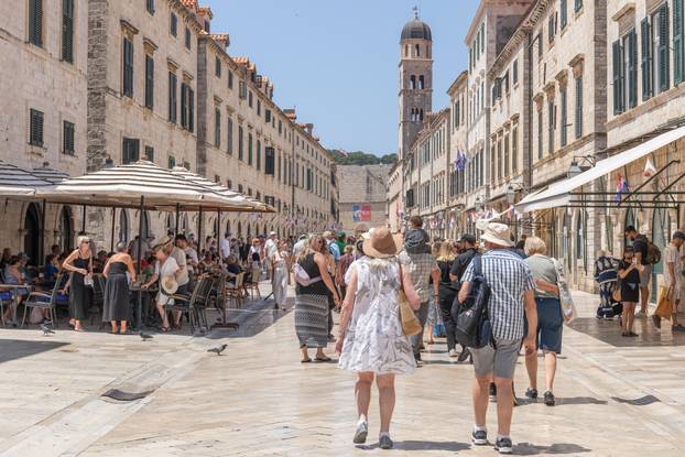Dubrovnik:  Pune plaže i turističke gužve u gradu