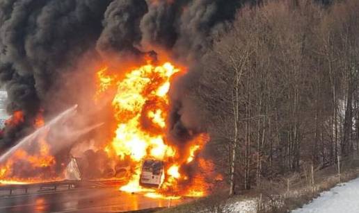 FOTO Eksplozija pa veliki po&zcaron;ar: Zatvorili autocestu u Sloveniji nakon sudara, prizori su u&zcaron;asni