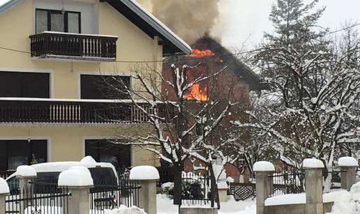 Starija žena gledala je kako joj vatra uništava kat i krov kuće