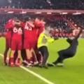 VIDEO Snimka iz drugog kuta: Evo kako je navijač Liverpoola utrčao i ozlijedio Robertsona