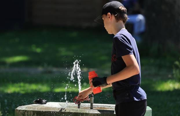 Zagreb: Građani osvježenje potražili na Jarunskom jezeru