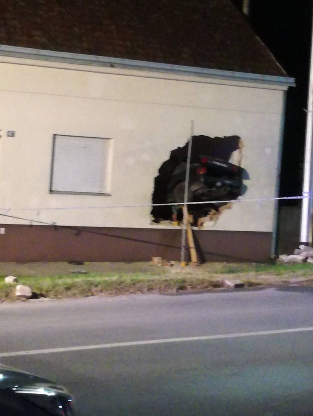 Detalji užasa u Novoj Gradiški: Projurio kraj znaka stop, probio je zid kuće i umro na mjestu...