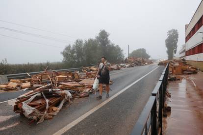 GALERIJA Apokaliptične scene iz Španjolske: Općina izgleda kao da je kroz nju prošao tornado!