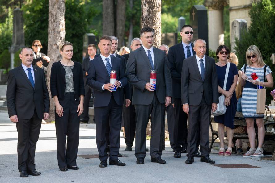 Državni vrh položio vijence i zapalio svijeće na Mirogoju