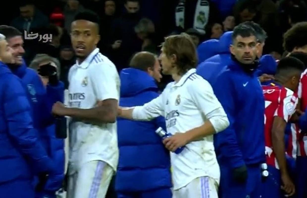 VIDEO Modrićev potez hit je na Twitteru: 'Čuva ga kao dadilja'