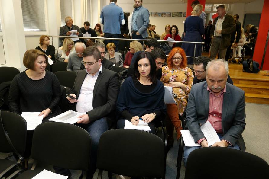 "Dok ljudi napuštaju zemlju, ortačka skupina izvlači novac"