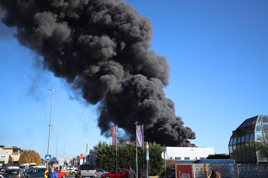 Sveta Nedelja: Požar u skladištu guma, hitne službe su na terenu