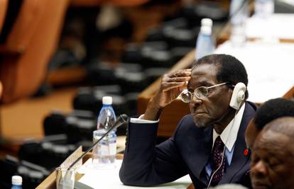 Mugabe držao krunicu i plakao dok je potpisivao svoju ostavku