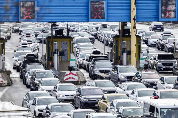 Početak skijaškog tjedna i kraj blagdana uzrok je gužve na graničnom prijelazu Bregana