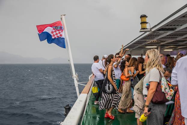 Split: Koncert u čast Oliveru Dragojeviću  na trajektu za Velu Luku