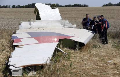 Avion Malaysia Airlinesa je bio pogođen većim brojem raketa