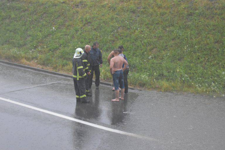 Heroji spasili dvoje ljudi: 'Auto je bio potopljen, a nitko nije izlazio. Brzo smo skočili u vodu'