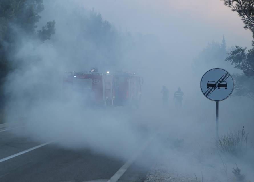 Kanader pomaže u gašenju, u Makarsku stiže i 150 vojnika