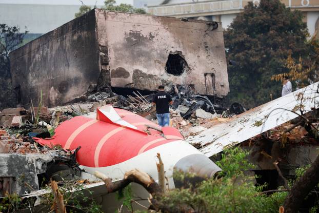 The mystery of the fall of the aircraft in India: no number of dead is known, the dead will identify with the help of DNA
