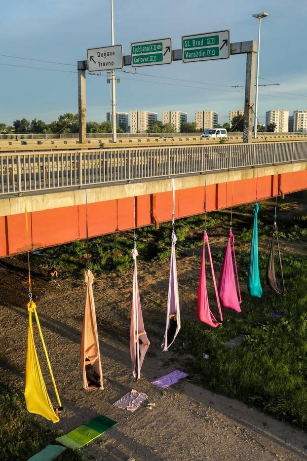 Čarobni ples na svili: Predivne siluete ispod mosta Mladosti