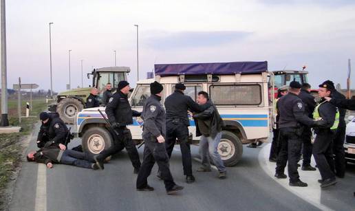 Dvoje seljaka je ozlijeđeno u tučnjavi sa policajcima