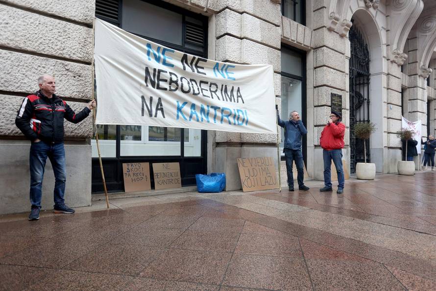 Rijeka: Prosvjed "Stop neboderima na Kantridi" uoči sjednice Gradskog vijeća