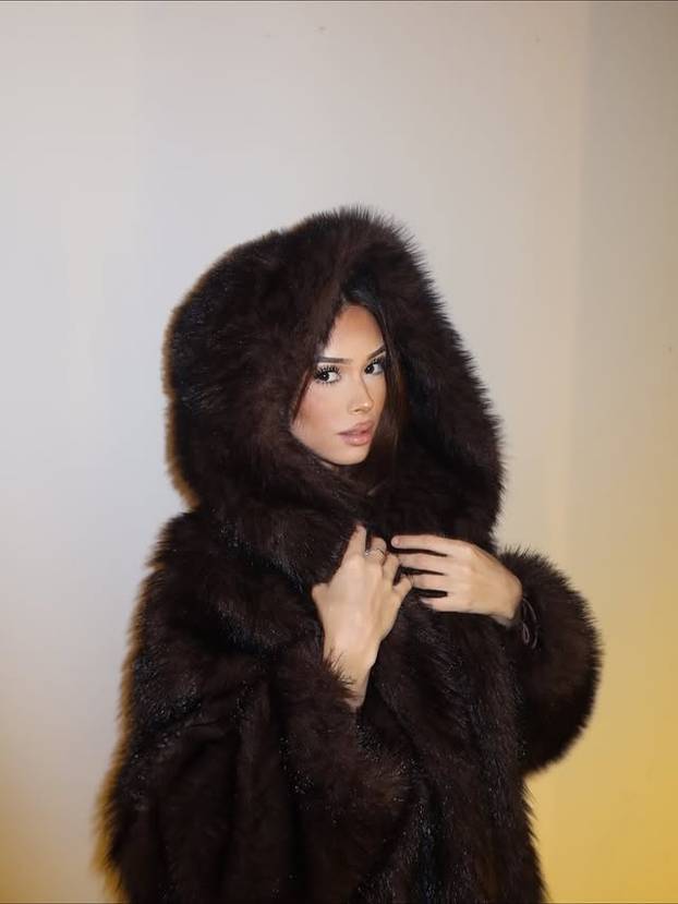 FOTO Tko je ova tajanstvena ljepotica? Društvene mreže gore zbog fotki u oskudnom bikiniju