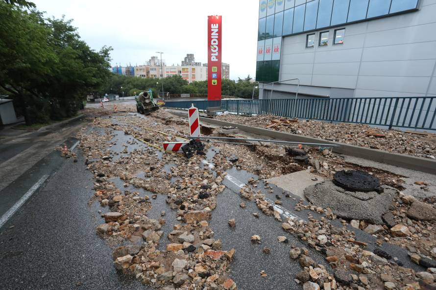 Rijeka: Zemja i kamenje na cesti u Vukovarskoj ulici