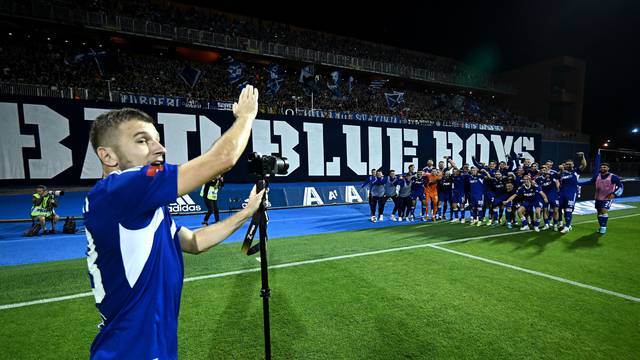 Zagreb: Stefan Ristovski fotografirao suigrače nakon utakmice Dinama i Hajduka