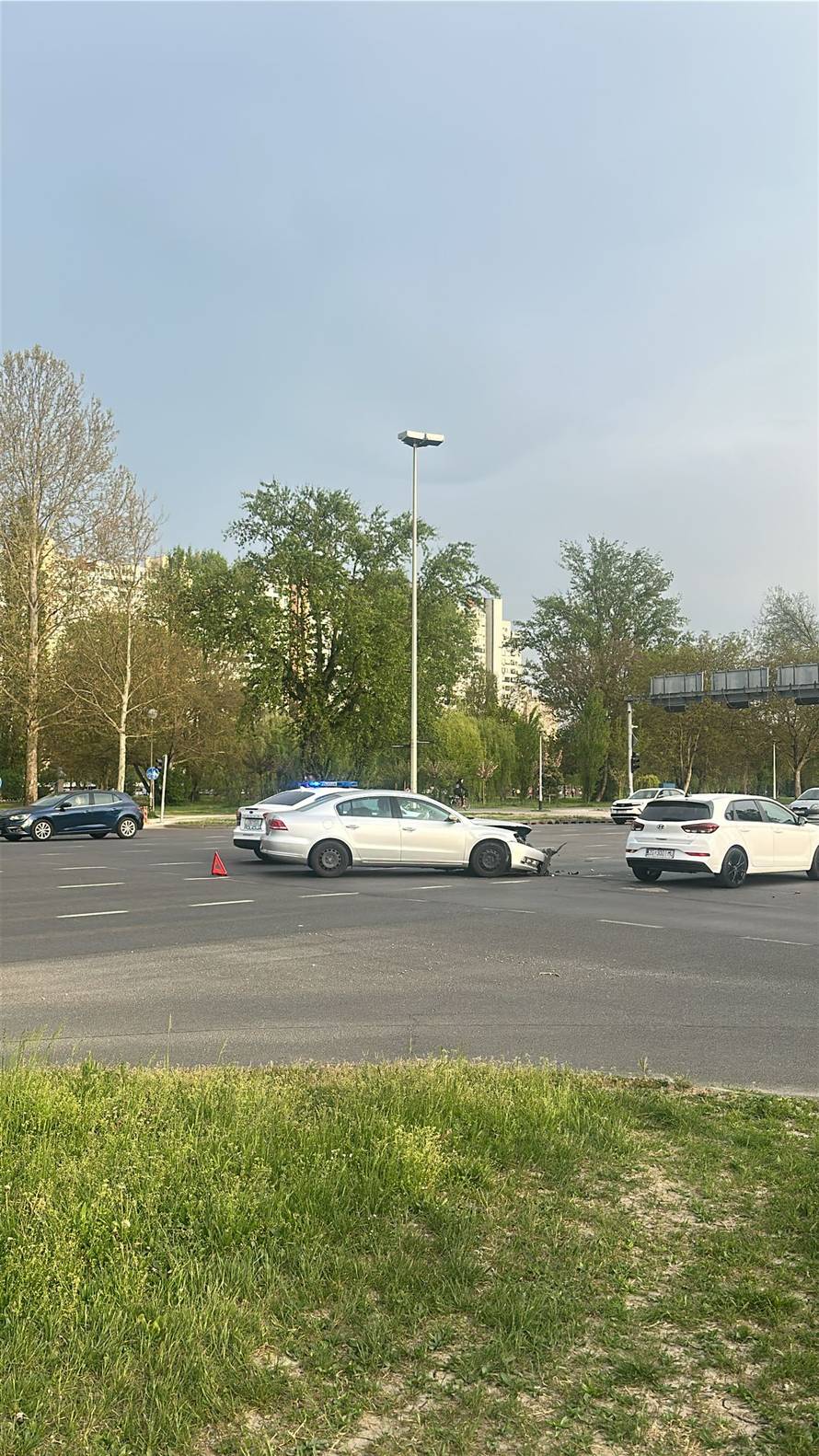 FOTO Automobil završio na krovu u Zagrebu! Dvoje ljudi ozlijeđeno u prometnoj nesreći