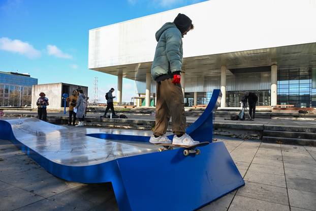 Zagreb: Ispred Muzeja Suvremene Umjetnosti postavljena skate skulptura "skate spot"