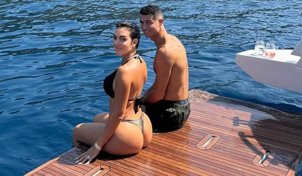 Georgina u tangicama na palači na vodi. Luksuz po mjeri CR7