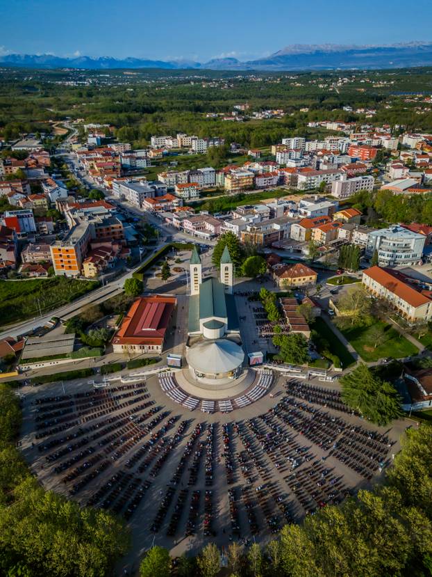 Međugorje: Poslijepodnevna misa ispred crkve sv. Jakova na Uskrs