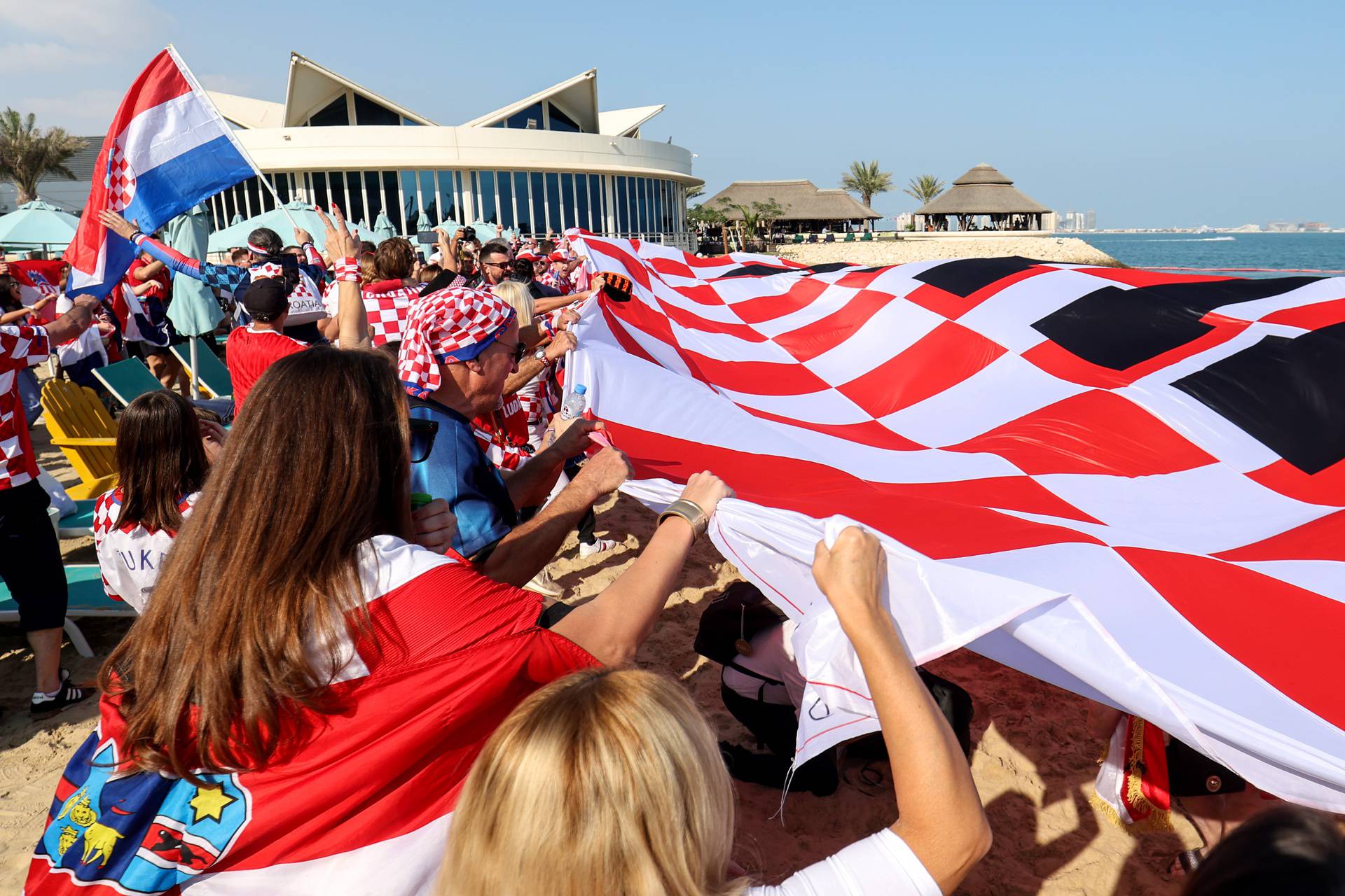 KATAR 2022 - Hrvatska zastava na plaži ispred hotela Hilton Doha gdje su smješteni reprezentativci