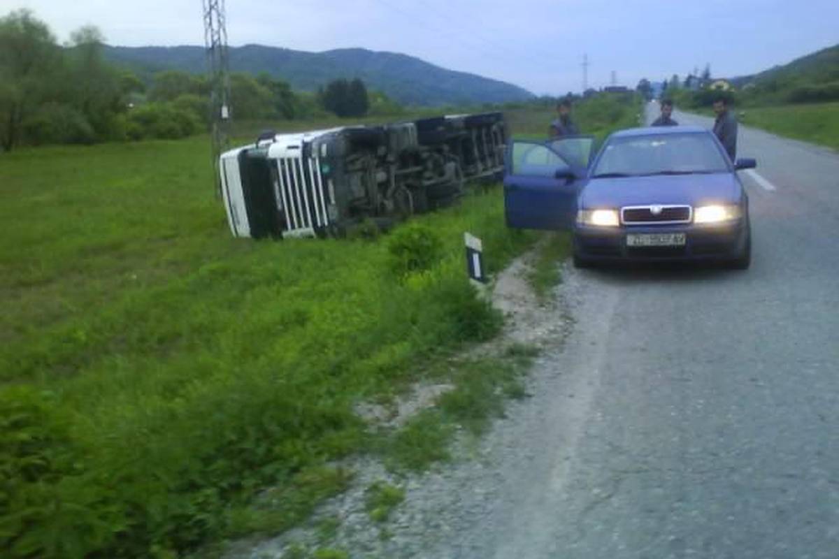 Kamion zahvatio bankinu pa se prevrnuo na livadu