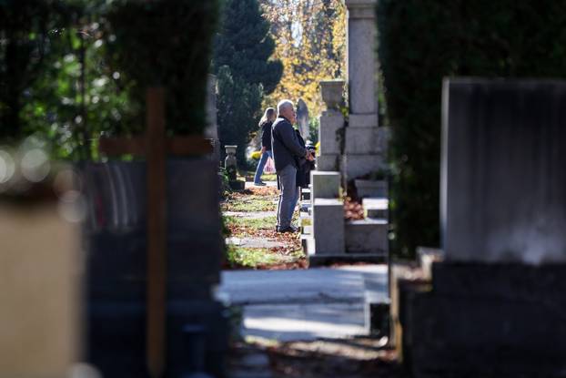 Zagreb: Svi sveti groblja poznatih osoba