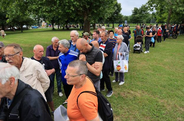 Zagreb: Podjela graha građanima na Jarunu u povodu Dana državnosti