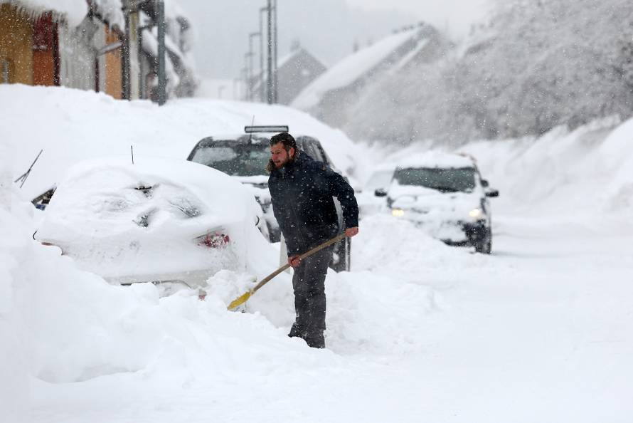Zameteni u Delnicama: Nanosi snijega do balkona na 1. katu!