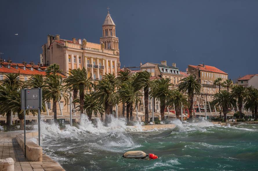 Split: Orkansko jugo potopilo rivu te stvaralo probleme u pomorskom prijevozu