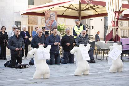 Molitelji i prosvjednici na glavnom gradskom trgu u Trogiru 