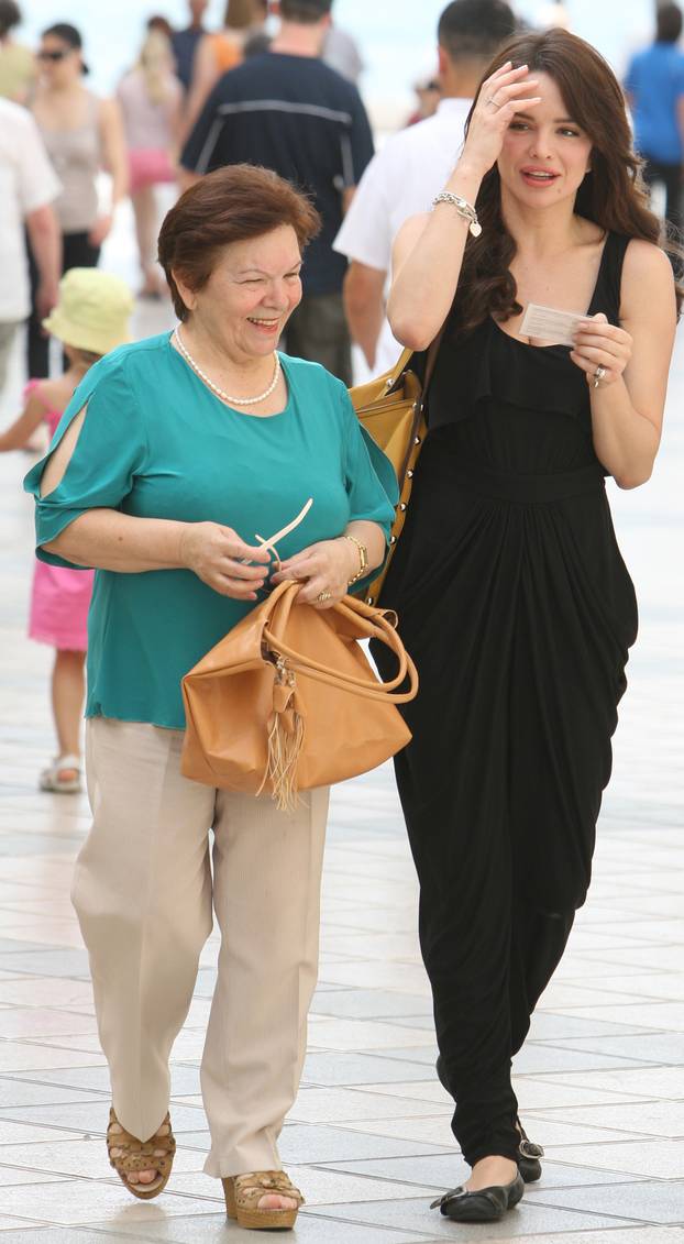 Split: Severina s majkom Anom u šetnji krenule na potpisivanje peticije