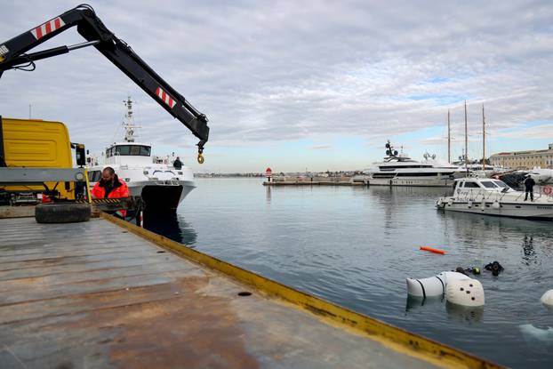 Zadar: Izvlačenje auta koji je 18 godina bio u moru