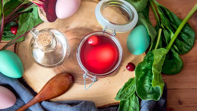 Evo kako jaja obojiti prirodno s onime što pronađete u kuhinji