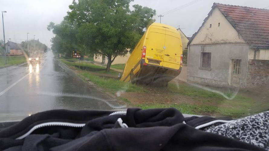 Stradale pošiljke: Promašio most pa se prevrnuo u jarak